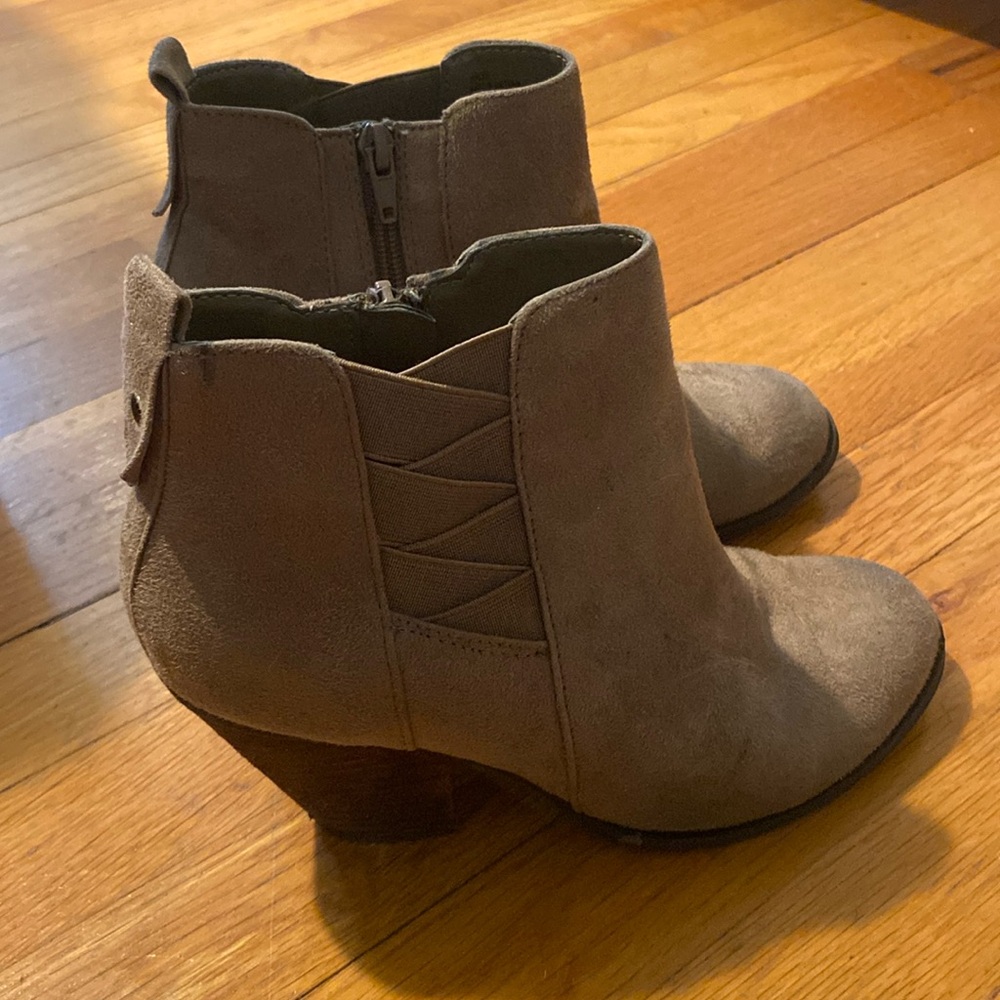 Women’s booties size 8!